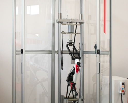 Drop tower for impact tests on frames and forks (ISO 4210-6)